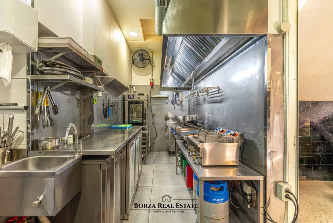 Restaurante en traspaso a pocos metros de la playa en Los Cristianos, con alta demanda y excelentes opiniones – Borza Real Estate