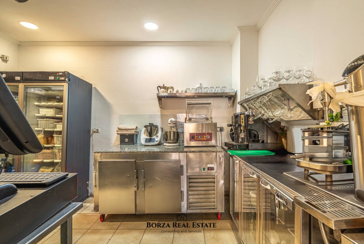 Restaurante en traspaso a pocos metros de la playa en Los Cristianos, con alta demanda y excelentes opiniones – Borza Real Estate