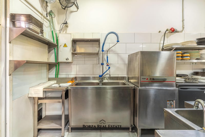 Restaurante en traspaso a pocos metros de la playa en Los Cristianos, con alta demanda y excelentes opiniones – Borza Real Estate