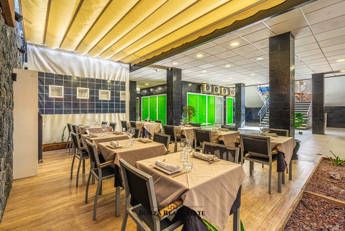 Restaurante en traspaso a pocos metros de la playa en Los Cristianos, con alta demanda y excelentes opiniones – Borza Real Estate