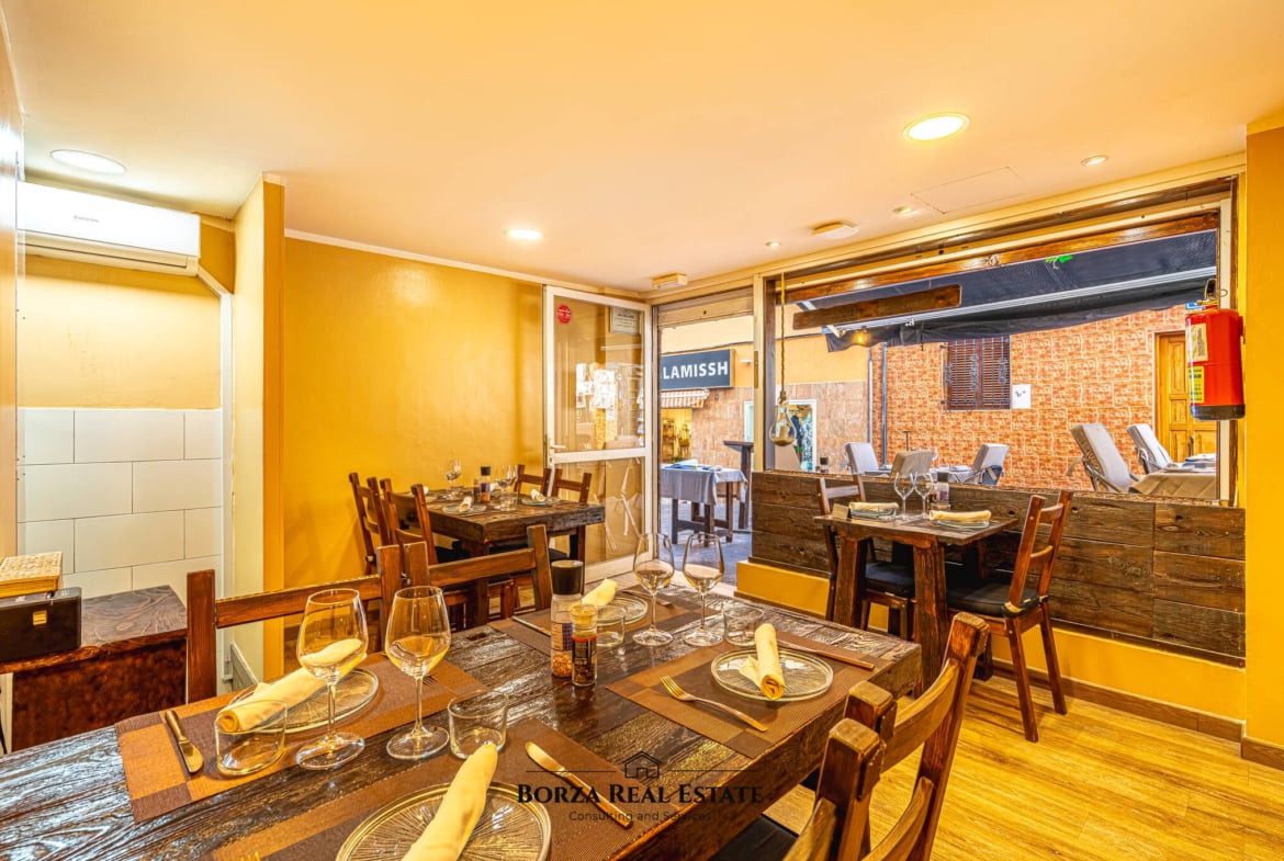 Restaurante en traspaso a pocos metros de la playa en Los Cristianos, con alta demanda y excelentes opiniones – Borza Real Estate