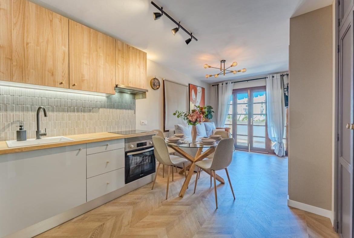 Apartamento reformado con vista al mar en Windsor Park, Torviscas Alto, Adeje – en venta con Borza Real Estate