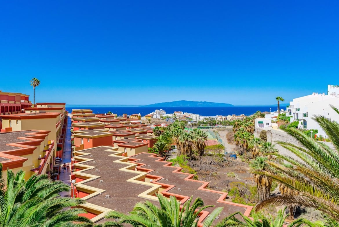 Apartamento reformado con vista al mar en Windsor Park, Torviscas Alto, Adeje – en venta con Borza Real Estate