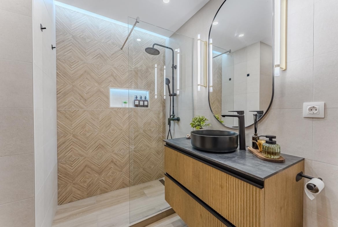 Apartamento reformado con vista al mar en Windsor Park, Torviscas Alto, Adeje – en venta con Borza Real Estate