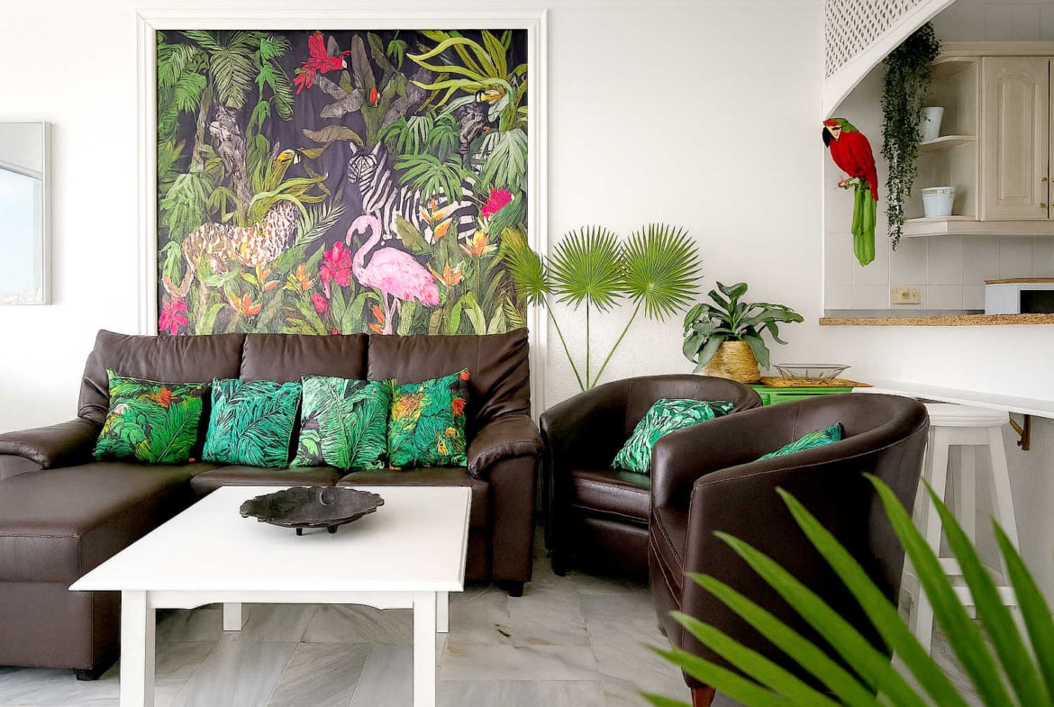 Amplio apartamento en venta en San Eugenio Alto, Tenerife, con terraza de 16 m², vistas al mar, piscina comunitaria climatizada y cerca de Playa de las Américas.