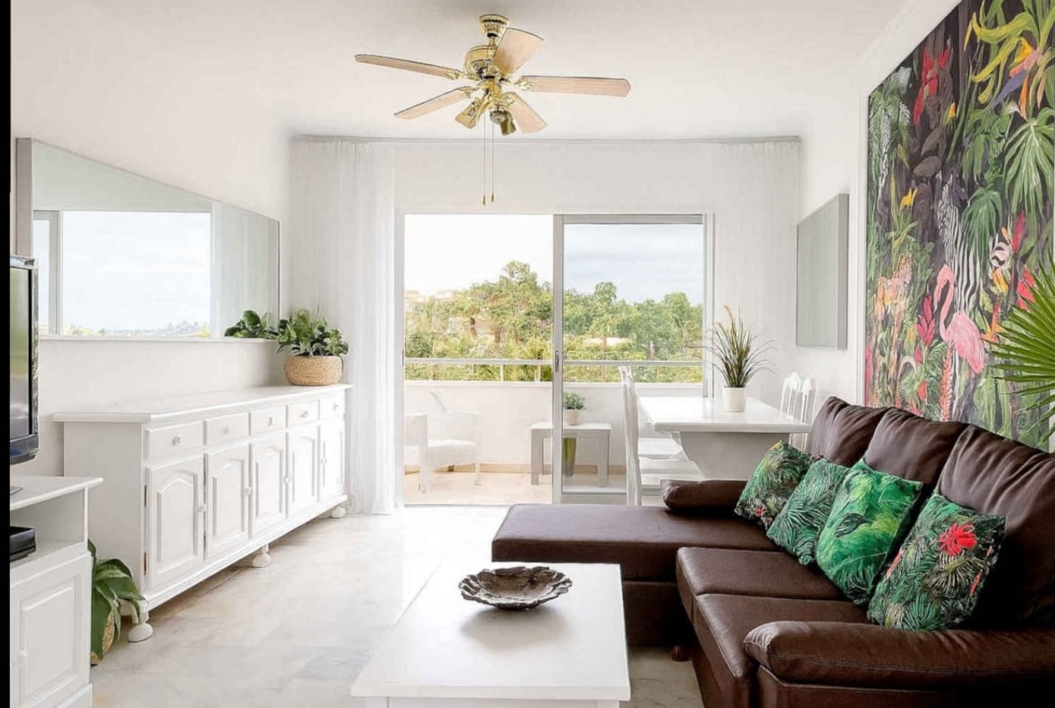 Amplio apartamento en venta en San Eugenio Alto, Tenerife, con terraza de 16 m², vistas al mar, piscina comunitaria climatizada y cerca de Playa de las Américas.