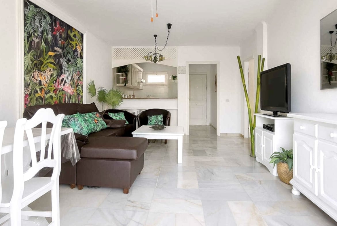 Amplio apartamento en venta en San Eugenio Alto, Tenerife, con terraza de 16 m², vistas al mar, piscina comunitaria climatizada y cerca de Playa de las Américas.