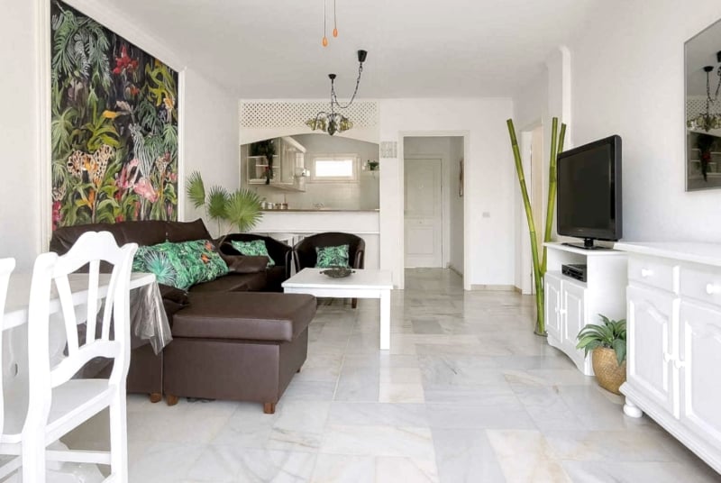 Amplio apartamento en venta en San Eugenio Alto, Tenerife, con terraza de 16 m², vistas al mar, piscina comunitaria climatizada y cerca de Playa de las Américas.