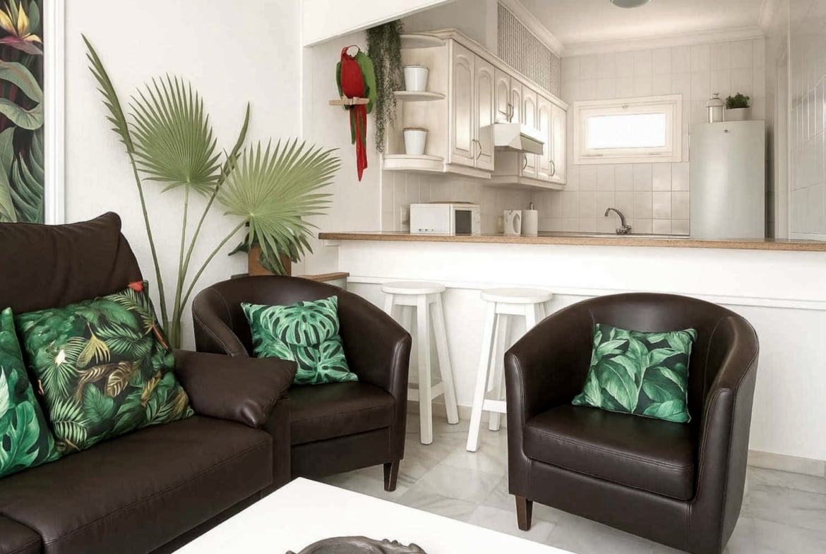 Amplio apartamento en venta en San Eugenio Alto, Tenerife, con terraza de 16 m², vistas al mar, piscina comunitaria climatizada y cerca de Playa de las Américas.