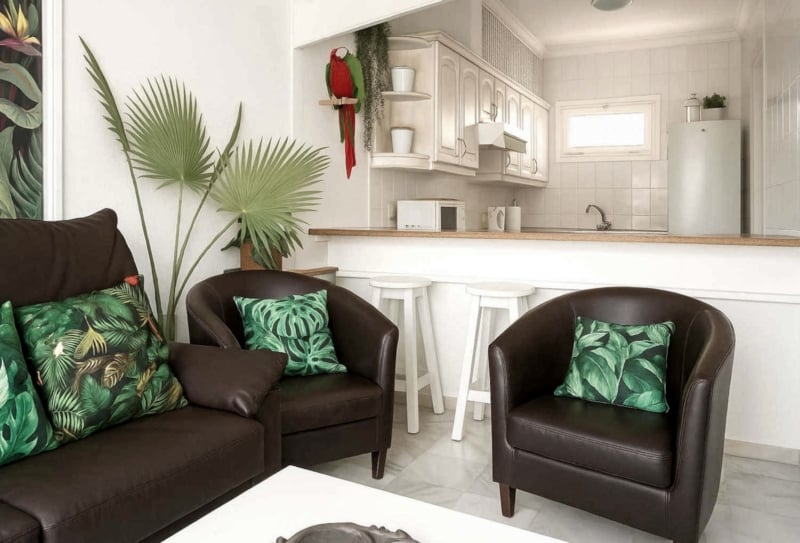 Amplio apartamento en venta en San Eugenio Alto, Tenerife, con terraza de 16 m², vistas al mar, piscina comunitaria climatizada y cerca de Playa de las Américas.