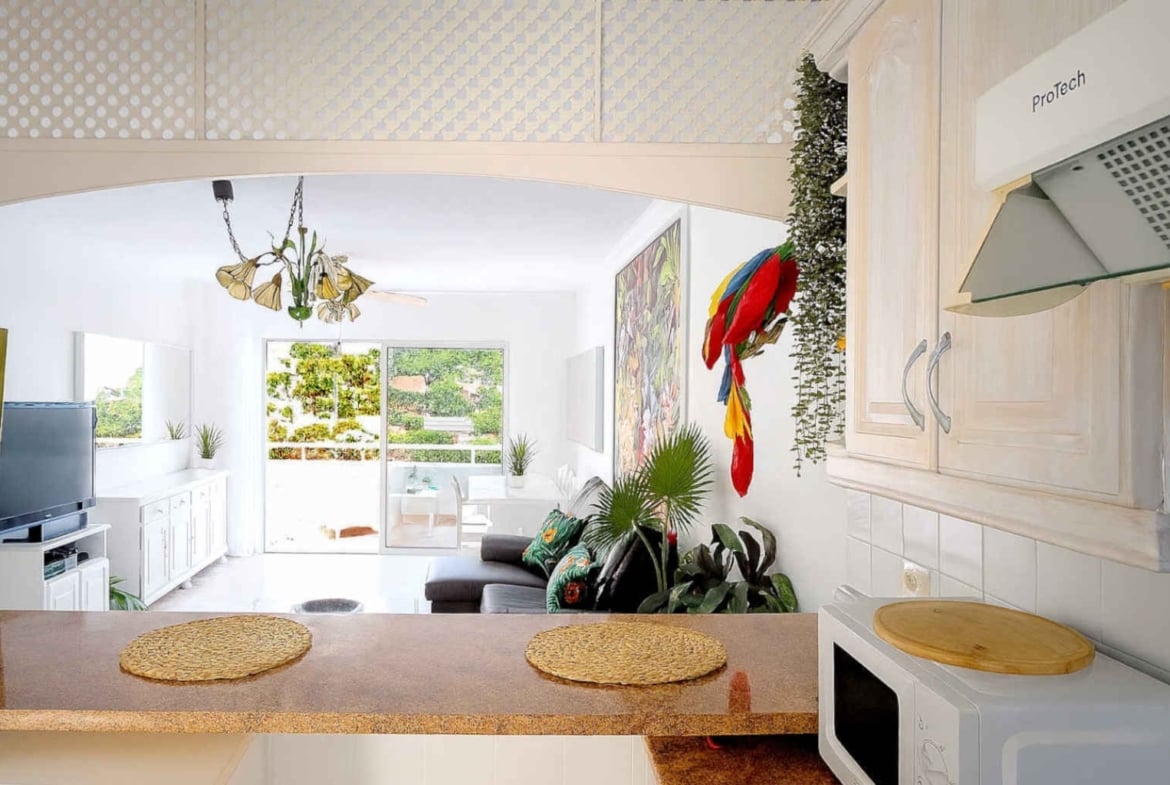 Amplio apartamento en venta en San Eugenio Alto, Tenerife, con terraza de 16 m², vistas al mar, piscina comunitaria climatizada y cerca de Playa de las Américas.