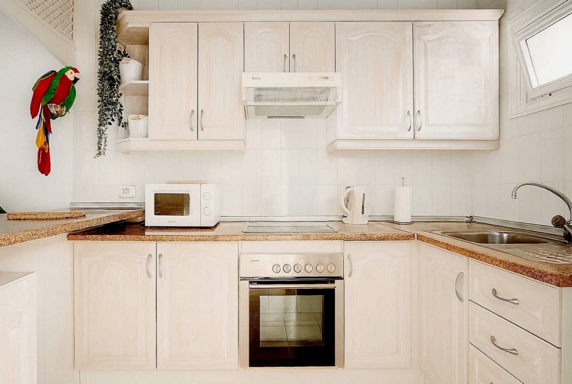 Amplio apartamento en venta en San Eugenio Alto, Tenerife, con terraza de 16 m², vistas al mar, piscina comunitaria climatizada y cerca de Playa de las Américas.