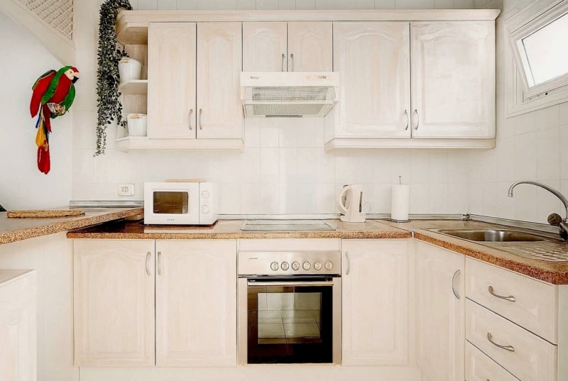 Amplio apartamento en venta en San Eugenio Alto, Tenerife, con terraza de 16 m², vistas al mar, piscina comunitaria climatizada y cerca de Playa de las Américas.