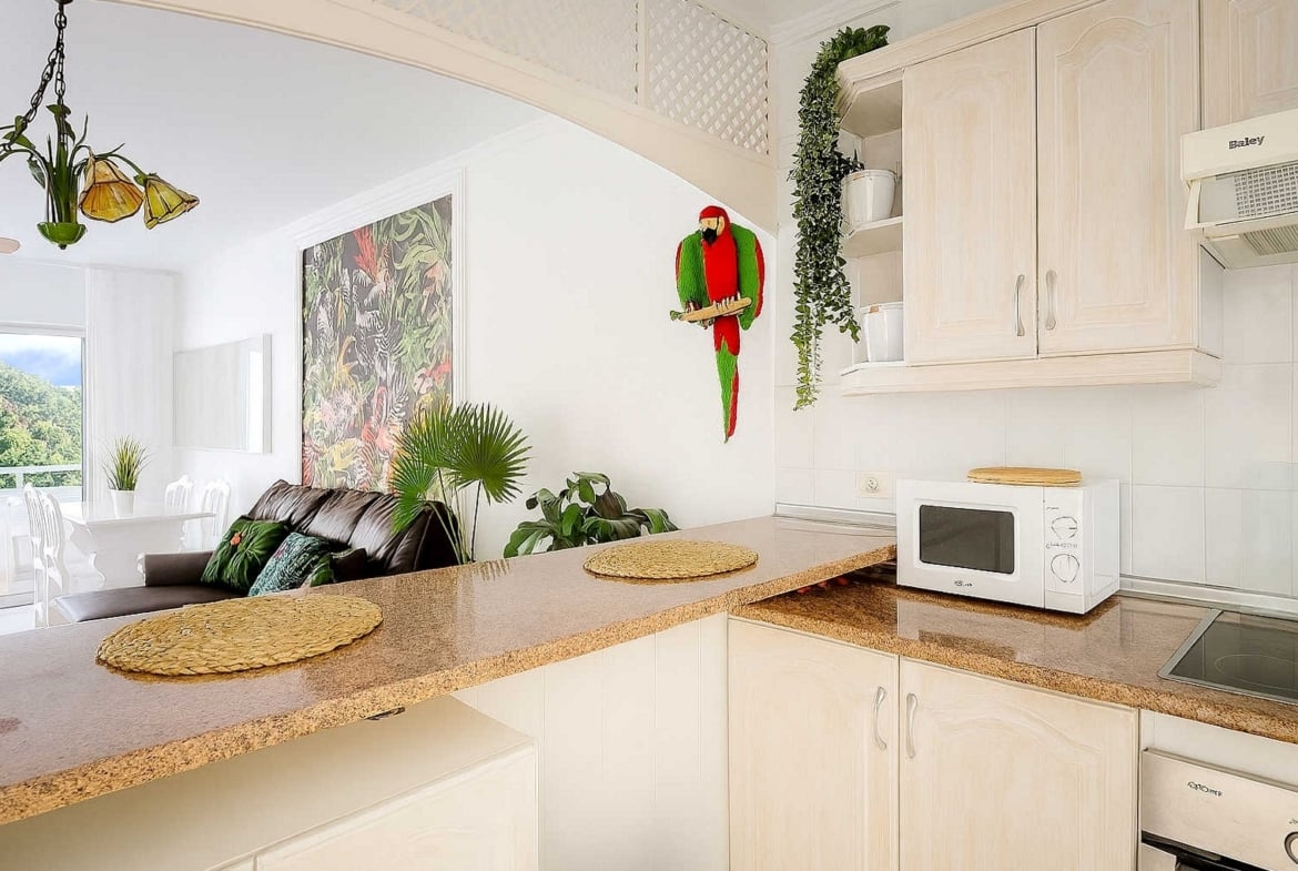 Amplio apartamento en venta en San Eugenio Alto, Tenerife, con terraza de 16 m², vistas al mar, piscina comunitaria climatizada y cerca de Playa de las Américas.