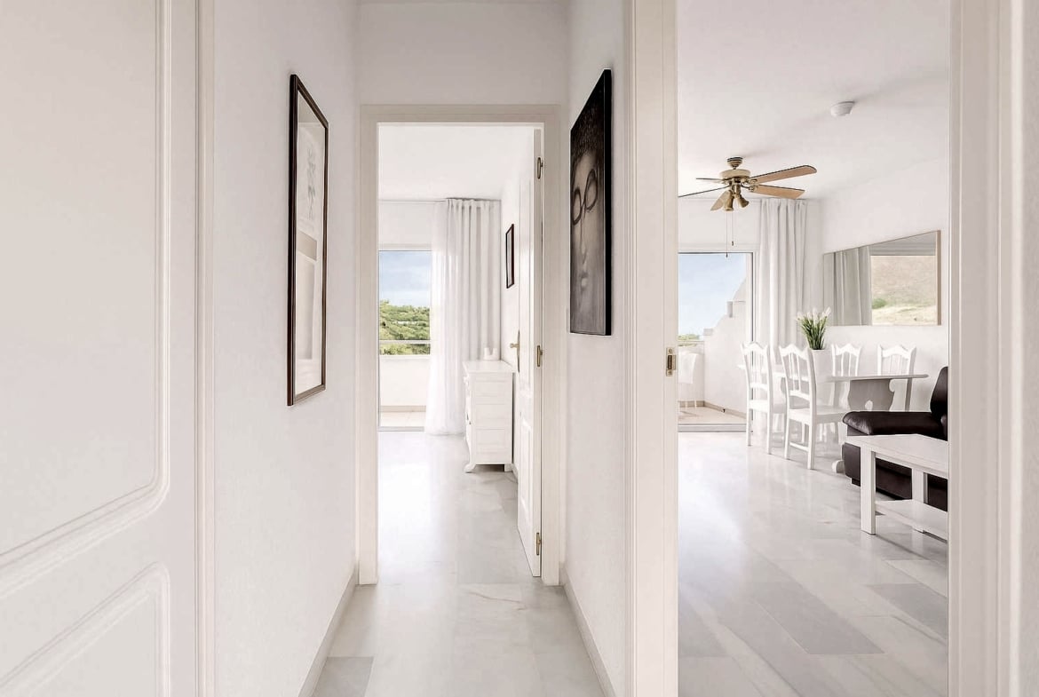 Amplio apartamento en venta en San Eugenio Alto, Tenerife, con terraza de 16 m², vistas al mar, piscina comunitaria climatizada y cerca de Playa de las Américas.