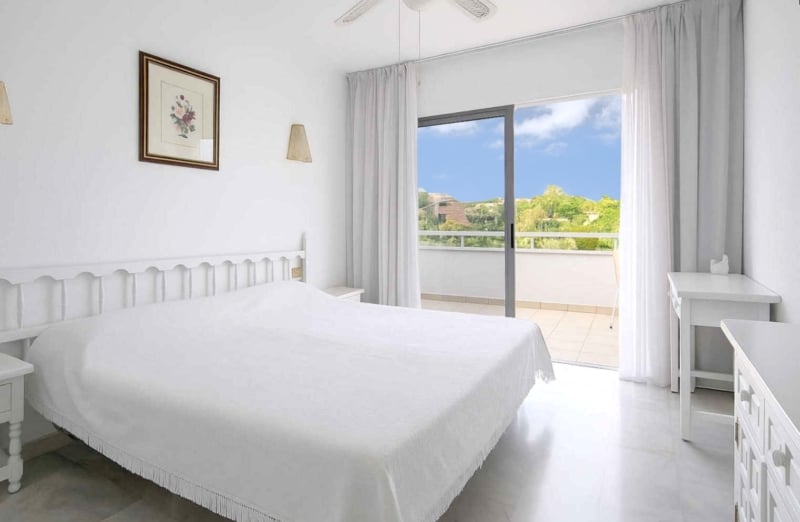 Amplio apartamento en venta en San Eugenio Alto, Tenerife, con terraza de 16 m², vistas al mar, piscina comunitaria climatizada y cerca de Playa de las Américas.