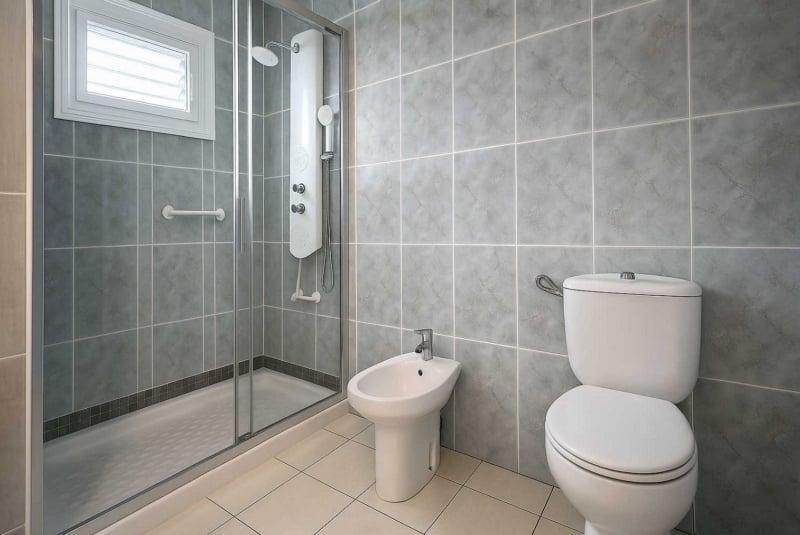 Amplio apartamento en venta en San Eugenio Alto, Tenerife, con terraza de 16 m², vistas al mar, piscina comunitaria climatizada y cerca de Playa de las Américas.