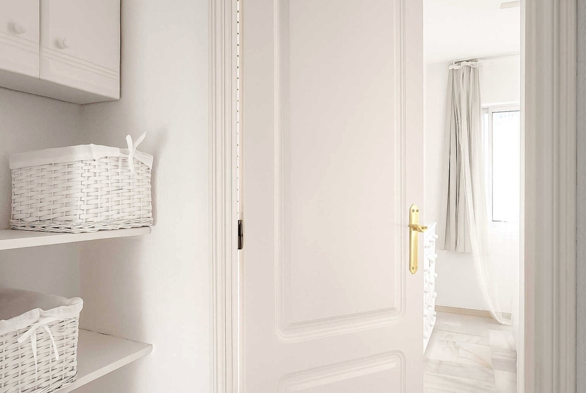 Amplio apartamento en venta en San Eugenio Alto, Tenerife, con terraza de 16 m², vistas al mar, piscina comunitaria climatizada y cerca de Playa de las Américas.