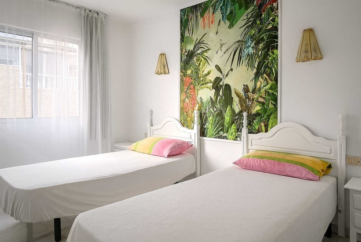 Amplio apartamento en venta en San Eugenio Alto, Tenerife, con terraza de 16 m², vistas al mar, piscina comunitaria climatizada y cerca de Playa de las Américas.