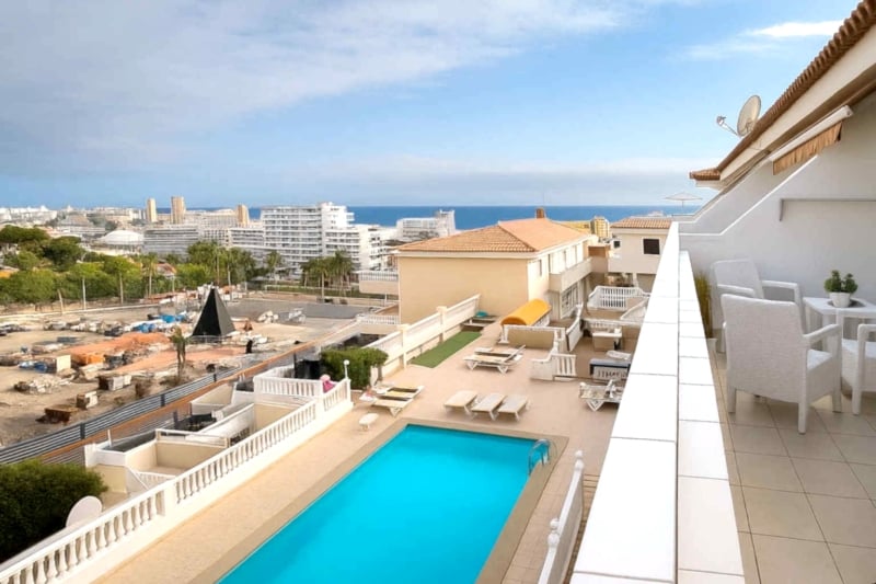 Amplio apartamento en venta en San Eugenio Alto, Tenerife, con terraza de 16 m², vistas al mar, piscina comunitaria climatizada y cerca de Playa de las Américas.