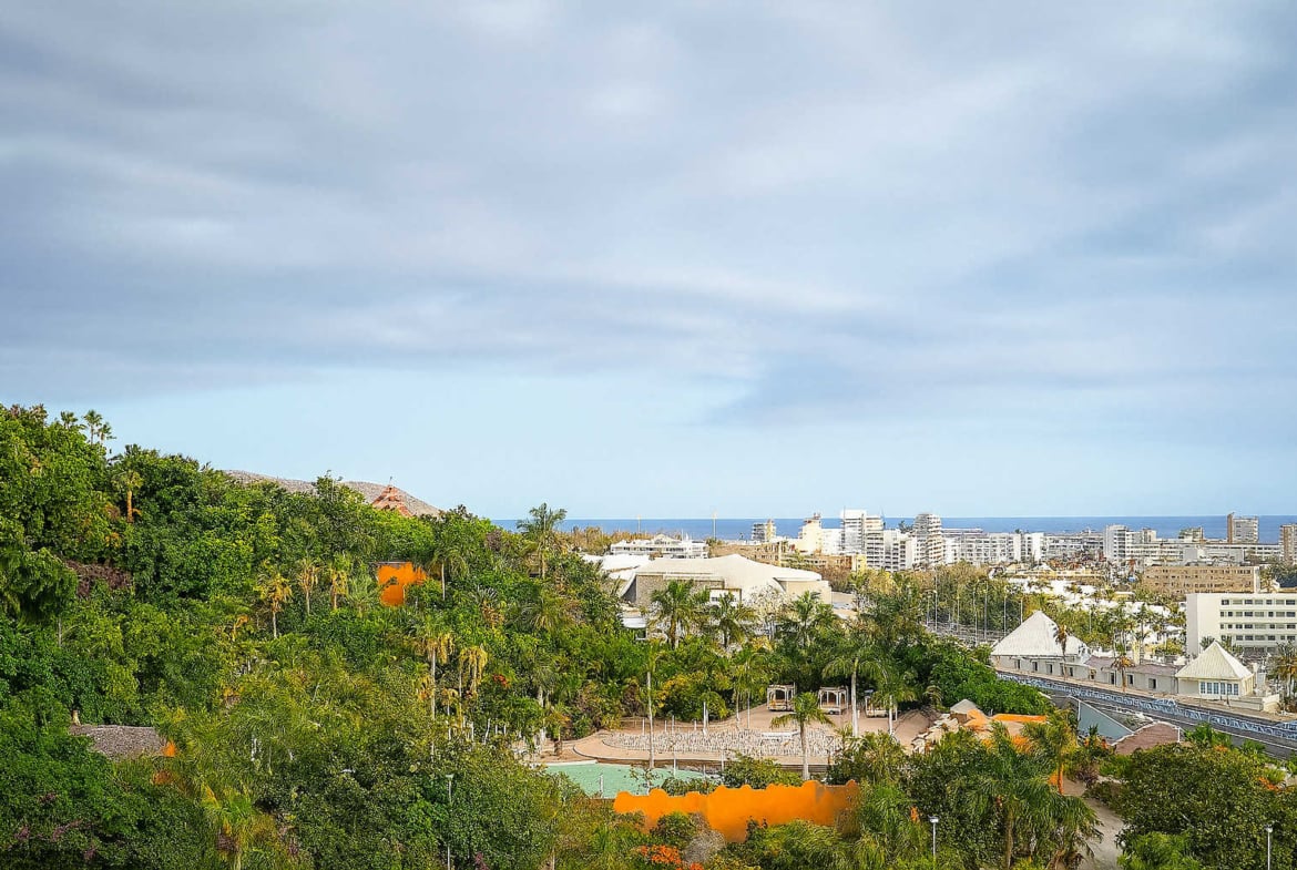 Amplio apartamento en venta en San Eugenio Alto, Tenerife, con terraza de 16 m², vistas al mar, piscina comunitaria climatizada y cerca de Playa de las Américas.