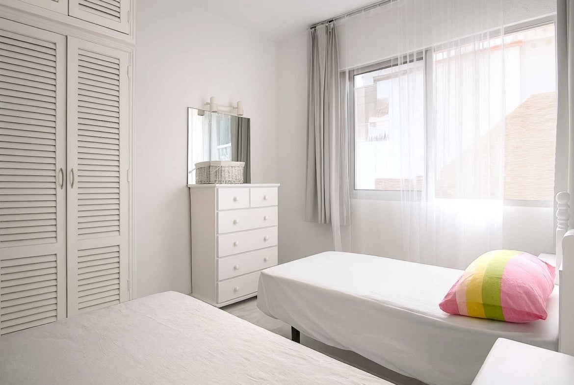 Amplio apartamento en venta en San Eugenio Alto, Tenerife, con terraza de 16 m², vistas al mar, piscina comunitaria climatizada y cerca de Playa de las Américas.