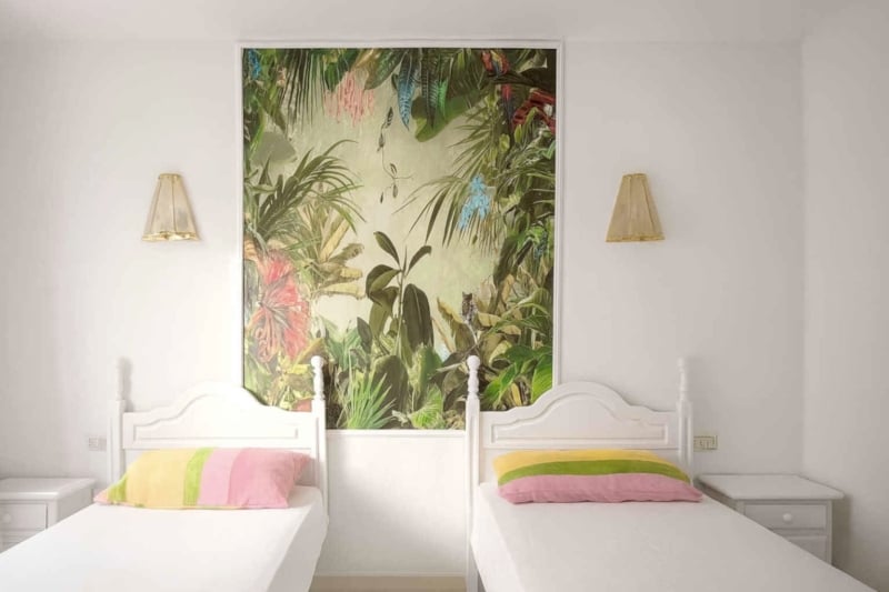 Amplio apartamento en venta en San Eugenio Alto, Tenerife, con terraza de 16 m², vistas al mar, piscina comunitaria climatizada y cerca de Playa de las Américas.