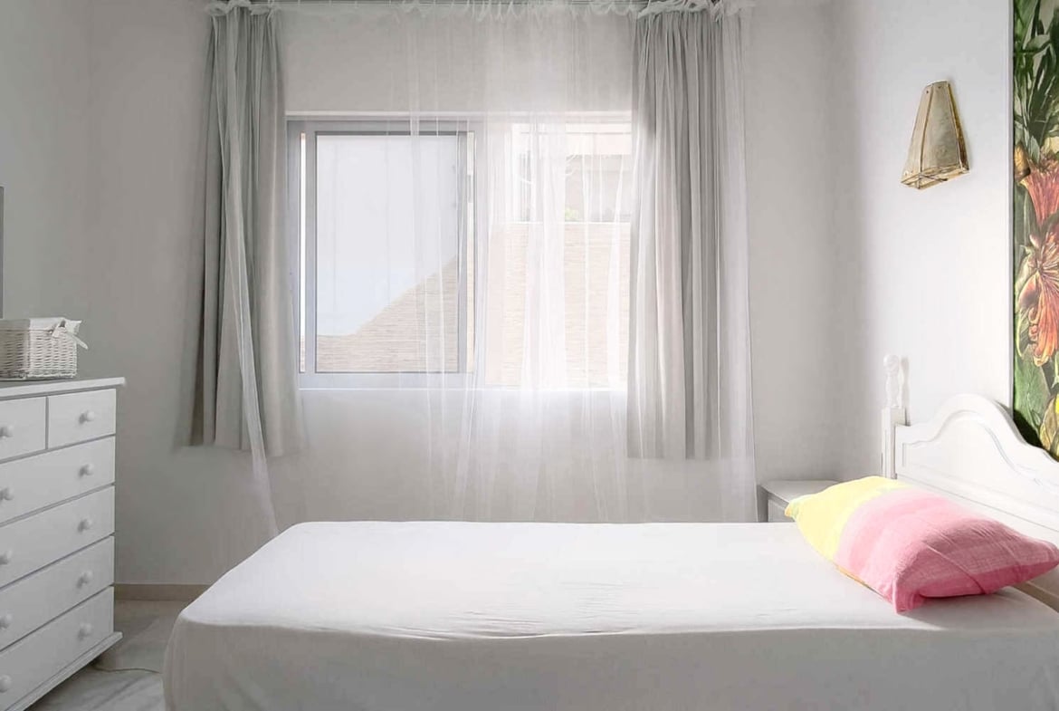 Amplio apartamento en venta en San Eugenio Alto, Tenerife, con terraza de 16 m², vistas al mar, piscina comunitaria climatizada y cerca de Playa de las Américas.