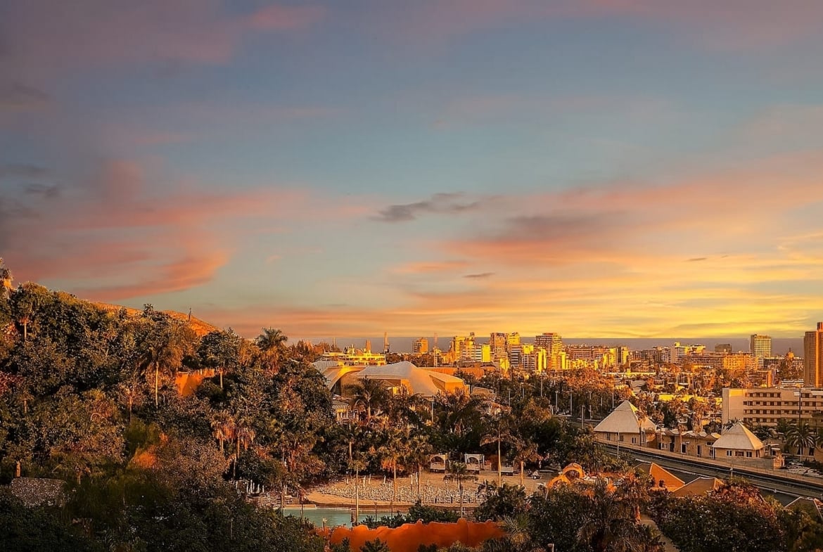 Amplio apartamento en venta en San Eugenio Alto, Tenerife, con terraza de 16 m², vistas al mar, piscina comunitaria climatizada y cerca de Playa de las Américas.