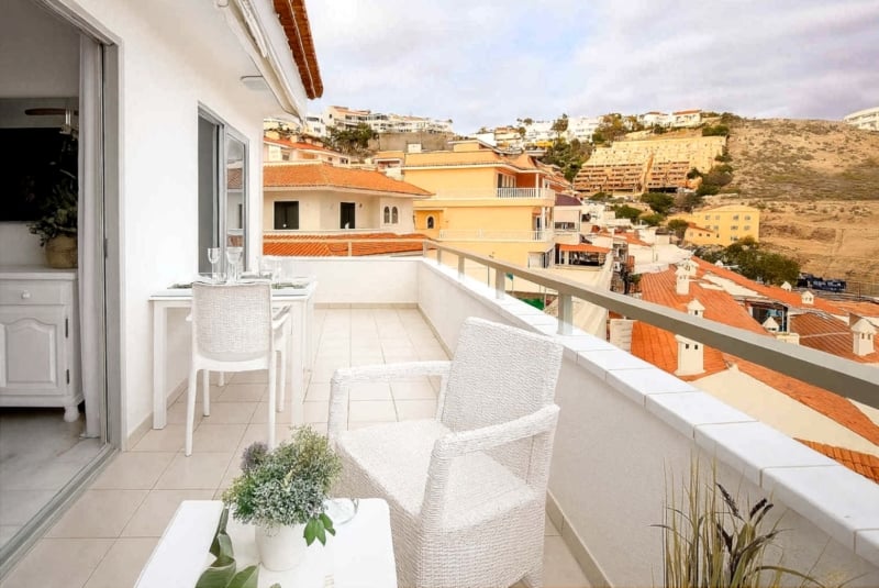 Amplio apartamento en venta en San Eugenio Alto, Tenerife, con terraza de 16 m², vistas al mar, piscina comunitaria climatizada y cerca de Playa de las Américas.