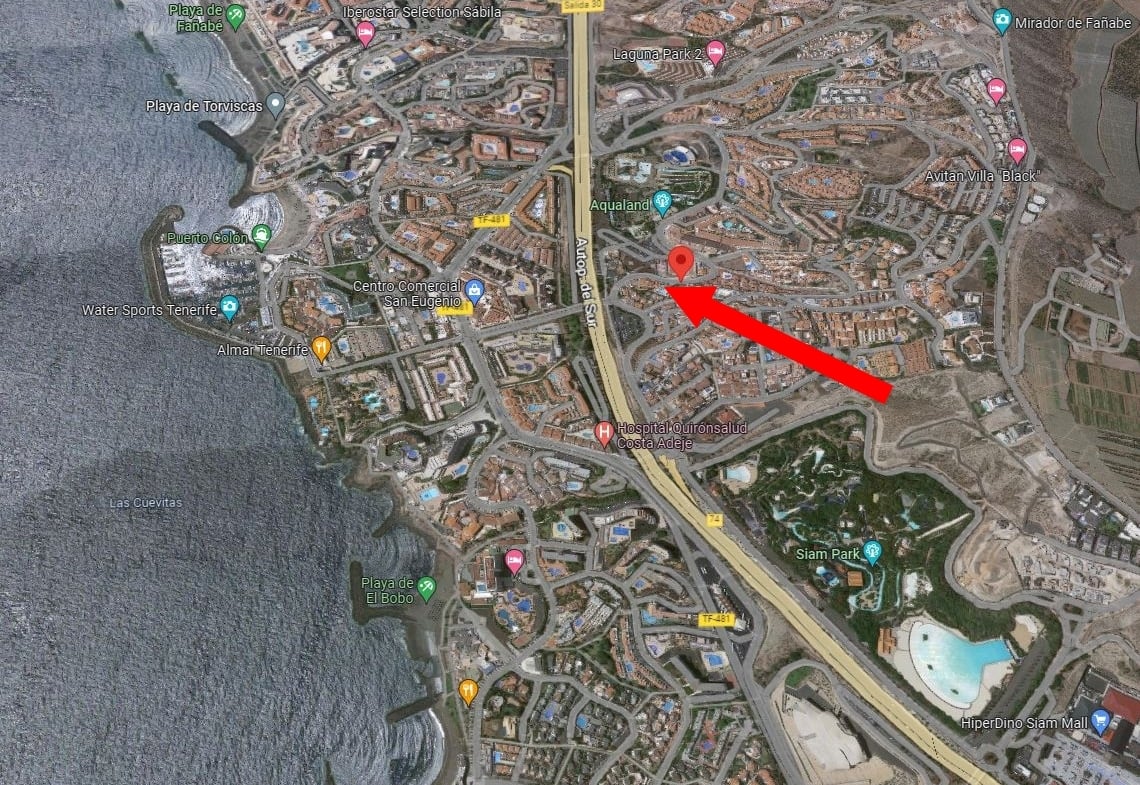 Amplio apartamento en venta en San Eugenio Alto, Tenerife, con terraza de 16 m², vistas al mar, piscina comunitaria climatizada y cerca de Playa de las Américas.