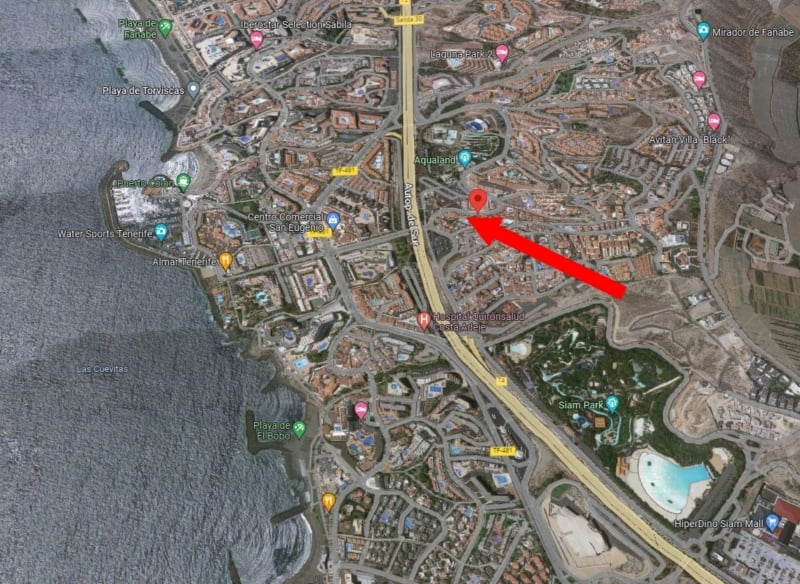 Amplio apartamento en venta en San Eugenio Alto, Tenerife, con terraza de 16 m², vistas al mar, piscina comunitaria climatizada y cerca de Playa de las Américas.