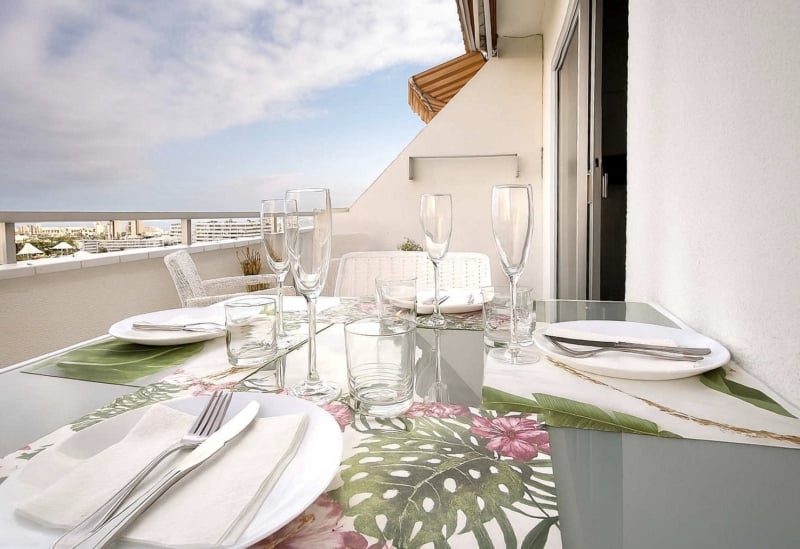 Amplio apartamento en venta en San Eugenio Alto, Tenerife, con terraza de 16 m², vistas al mar, piscina comunitaria climatizada y cerca de Playa de las Américas.