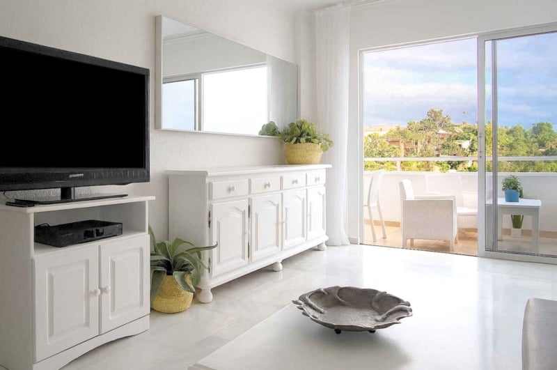 Amplio apartamento en venta en San Eugenio Alto, Tenerife, con terraza de 16 m², vistas al mar, piscina comunitaria climatizada y cerca de Playa de las Américas.